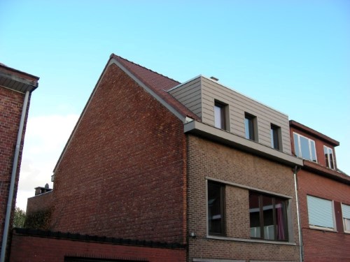 nieuw geïsoleerd dak met dakkapel en sidings - zijaanzicht